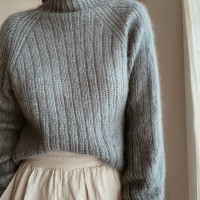 Пуловер реглан, связанный спицами без швов