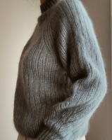 Пуловер с пышными рукавами, связанный спицами по кругу