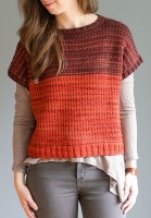 Двухцветный пуловер с узором из снятых петель, связанный спицами