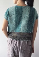 Женский пуловер с полосками, связанный спицами из тонкой нити