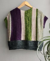 Полосатый пуловер, связанный спицами поперек