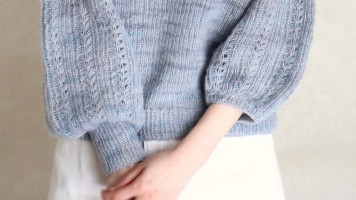 Пуловер с ажурными дорожками на рукавах