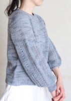 Женственный пуловер спицами с узором на пышных рукавах