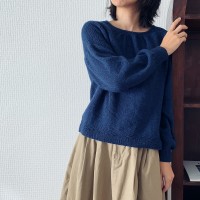 Женский пуловер с круглой кокеткой и ажурным  узором по плечам