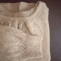 Пуловер из кашемира и шелка, связанный спицами по кругу