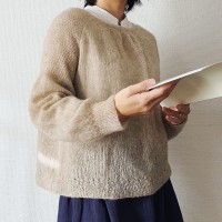Стильный женский пуловер для теплой весны