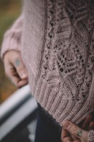 Нежный пуловер для женственного образа