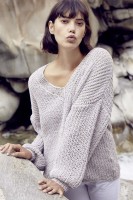 Женский пуловер, связанный узором бриошь спицами