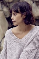 Женский пуловер с глубоким вырезом горловины