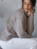 Женский пуловер с тонкими косами, связанный спицами