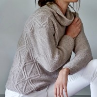 Пуловер свободного покроя, связанный платочной вязкой с косами
