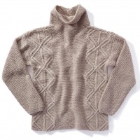 Женский пуловер, связанный из объемной пряжи спицами