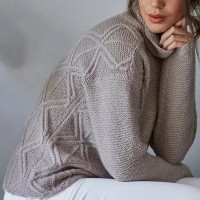 Стильный женский пуловер с воротником стойкой