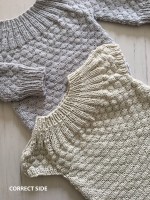 Детский свитер, связанный узором из вытянутых петель спицами