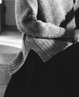 Модный свитер женский