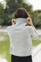 Женский свитер спицами описание