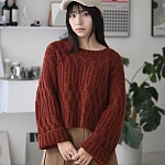 Оверсайз пуловер со спущенным плечом спицами