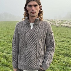 Мужской свитер с высоким воротником вязаный спицами сверху вниз