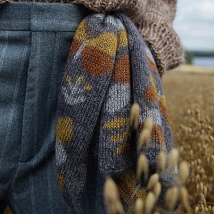 Вязаный мохеровый платок с вышитыми бабочками
