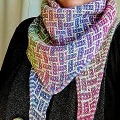 Вязаная спицами шаль ленивым жаккардом