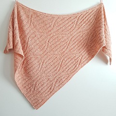 Вязаная спицами треугольная шаль