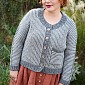 Вязаный спицами кардиган платочной вязкой