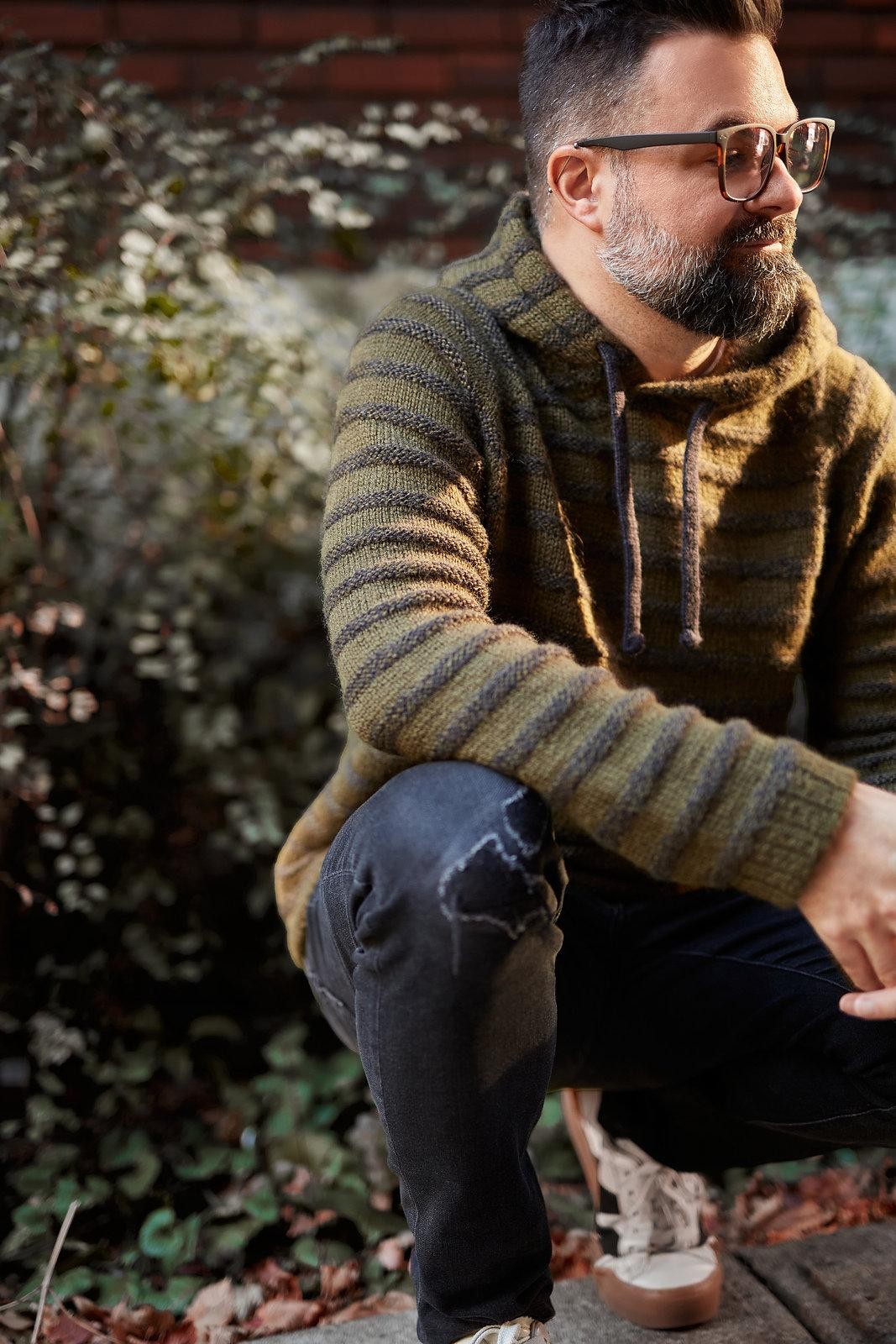 Мужской худи спицами описание