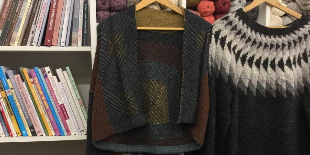 Вязаный спицами жакет для женщин